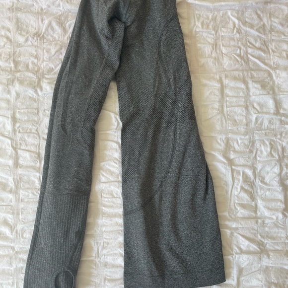 lululemon athletica Tops - LULULEMON Size 4 Swiftly Tech along-Sleeve with thumb holes.